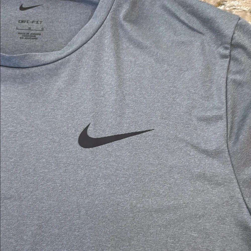 Nike Gray Short Sleeve Athletic Tee / B47